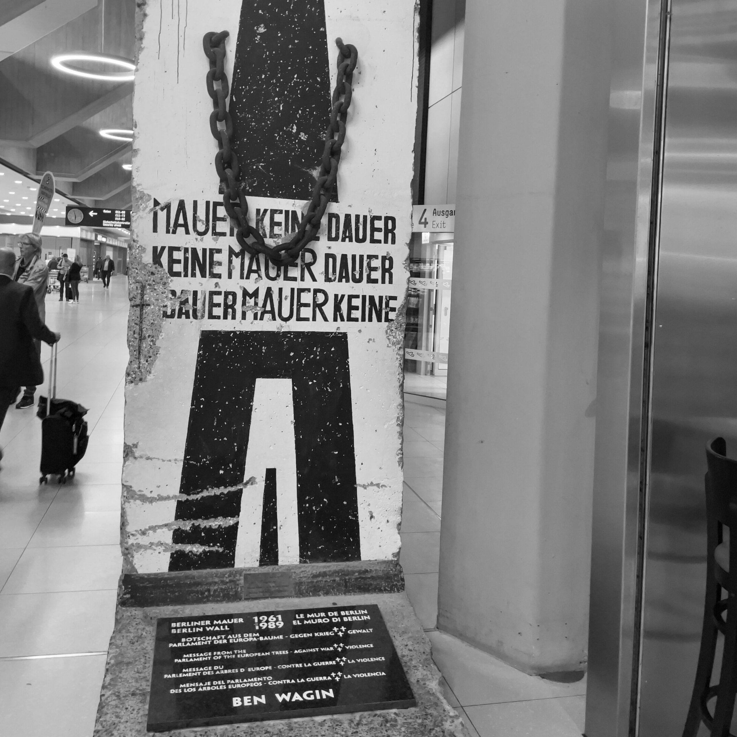 20221019CologneAirport - Berlin Wall